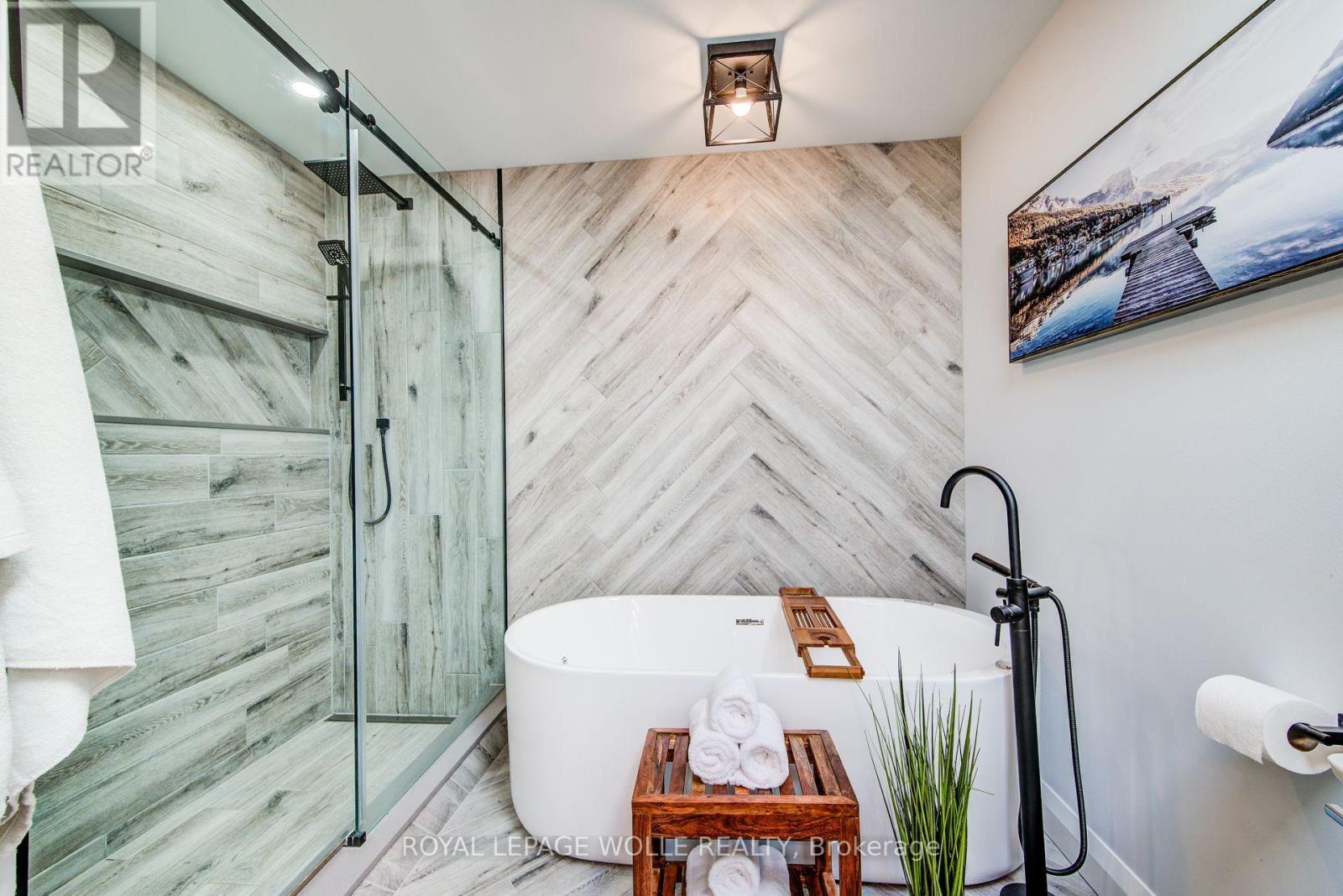 












33 TINATAWA COURT

,
Kitchener,




Ontario
N2A3G9

