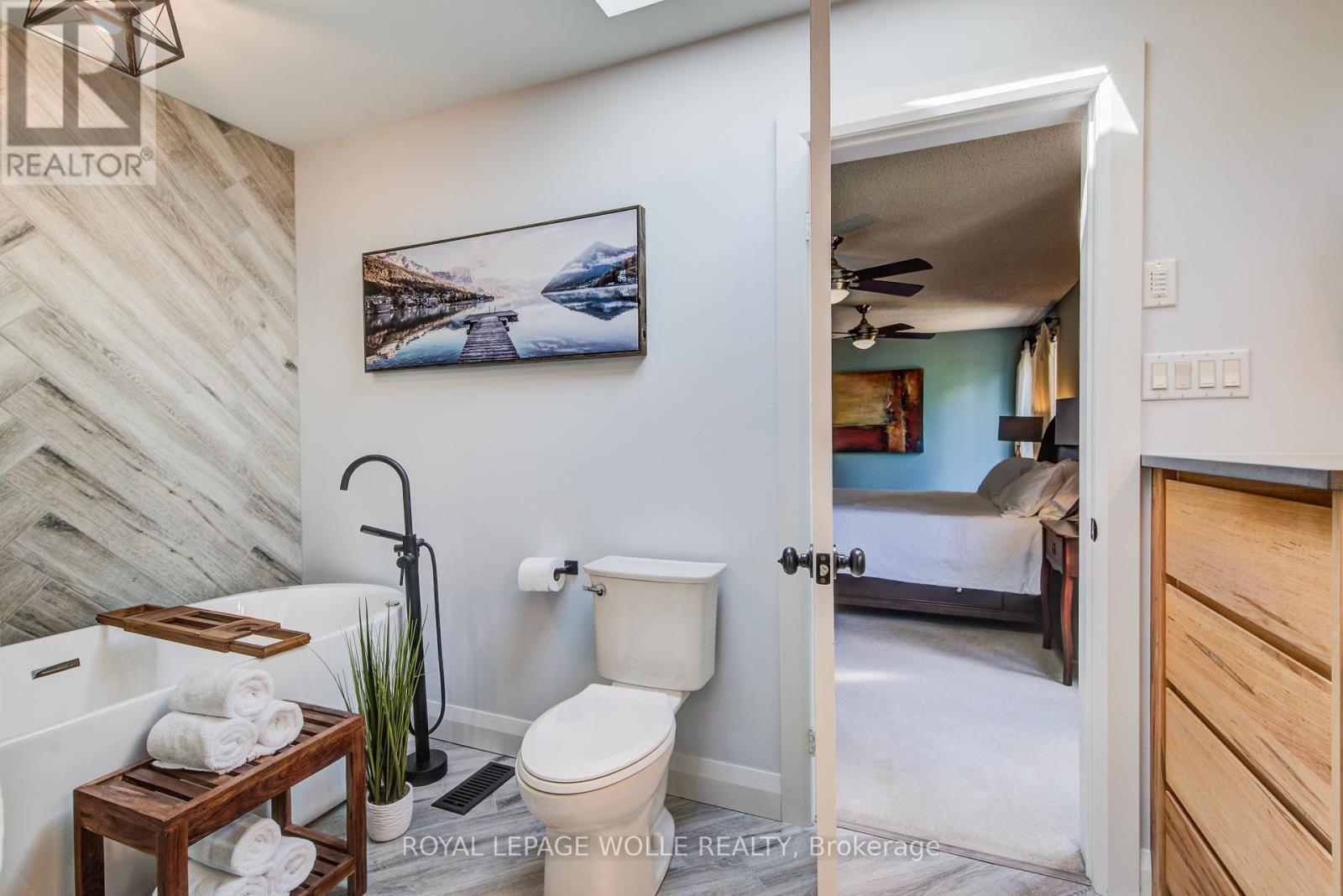 












33 TINATAWA COURT

,
Kitchener,




Ontario
N2A3G9

