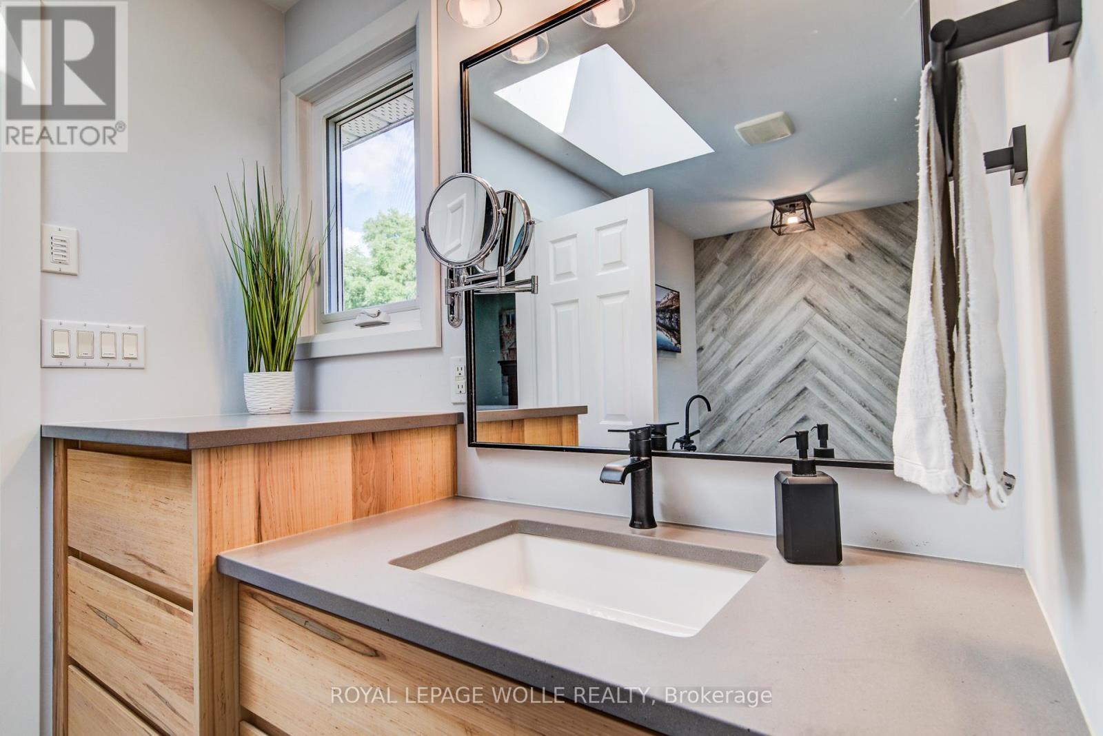 












33 TINATAWA COURT

,
Kitchener,




Ontario
N2A3G9

