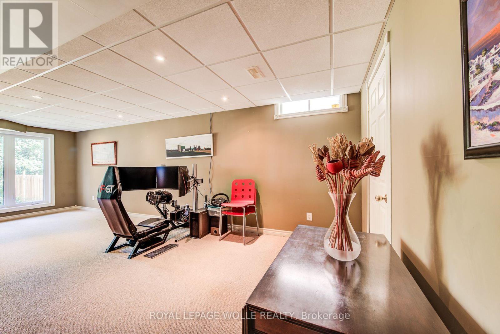 












33 TINATAWA COURT

,
Kitchener,




Ontario
N2A3G9

