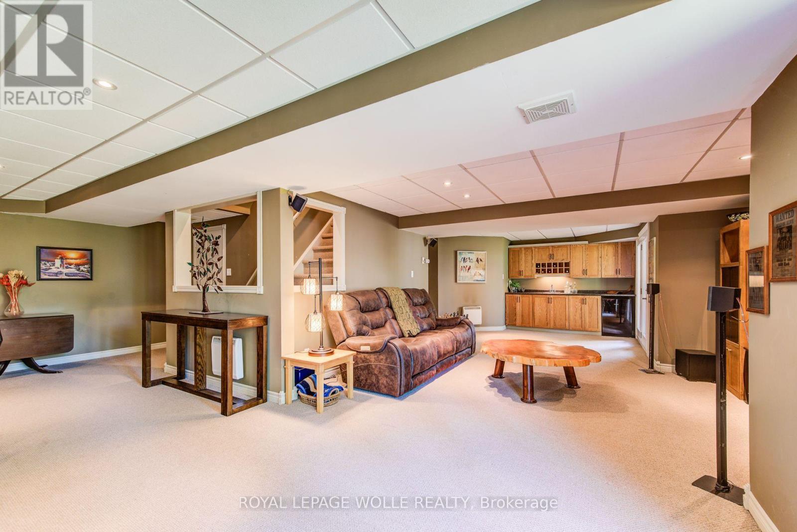 












33 TINATAWA COURT

,
Kitchener,




Ontario
N2A3G9

