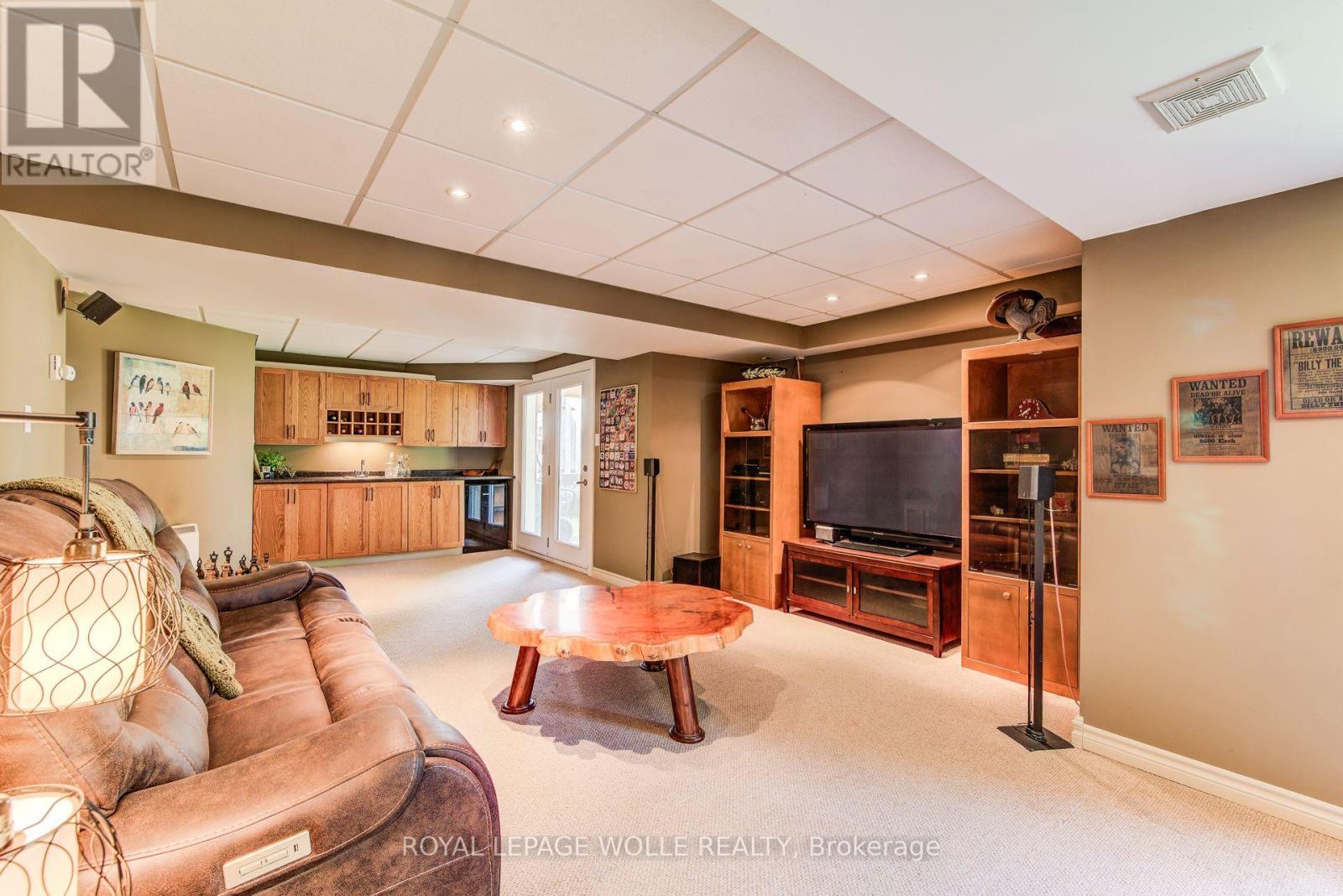 












33 TINATAWA COURT

,
Kitchener,




Ontario
N2A3G9

