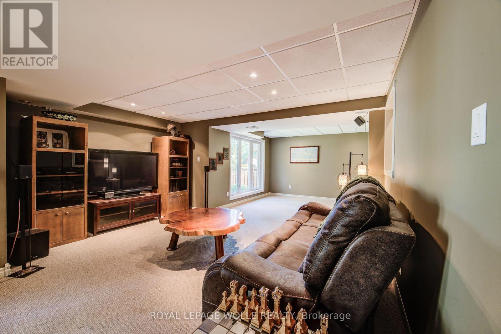 












33 TINATAWA COURT

,
Kitchener,




Ontario
N2A3G9

