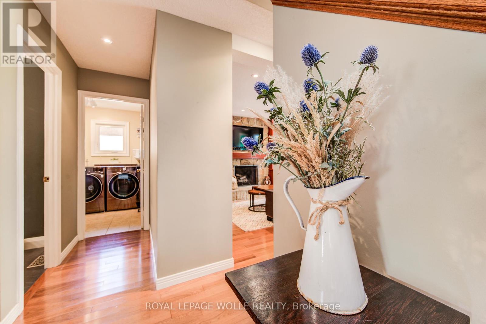 












33 TINATAWA COURT

,
Kitchener,




Ontario
N2A3G9

