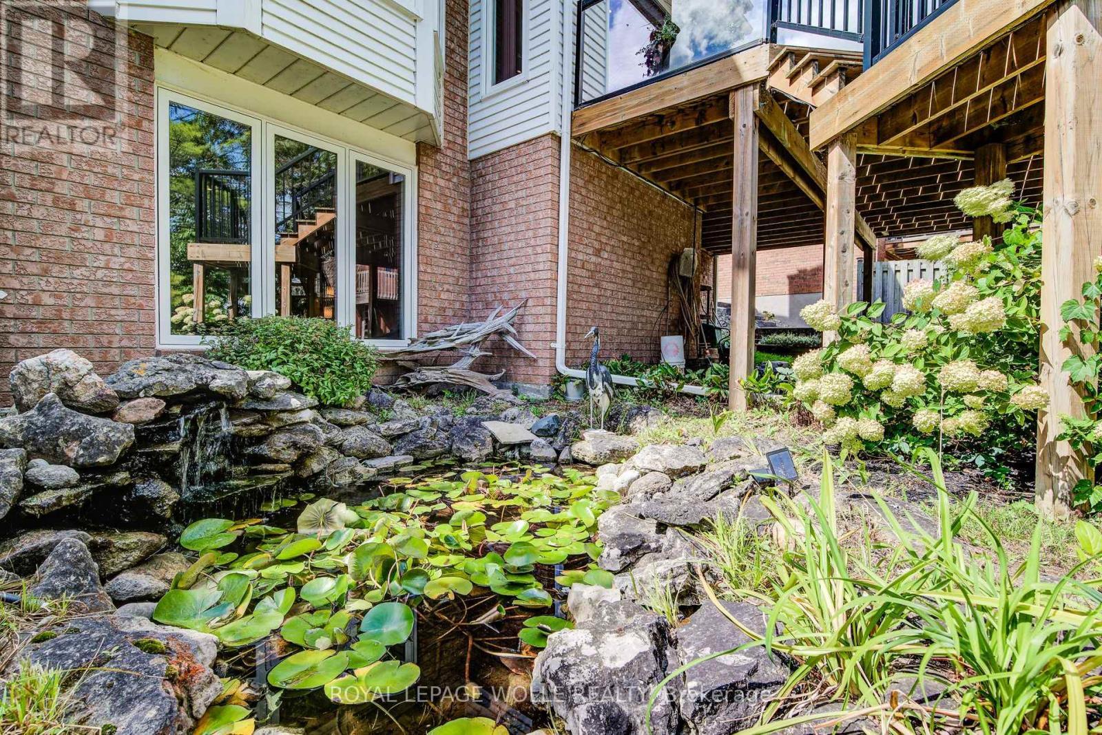 












33 TINATAWA COURT

,
Kitchener,




Ontario
N2A3G9

