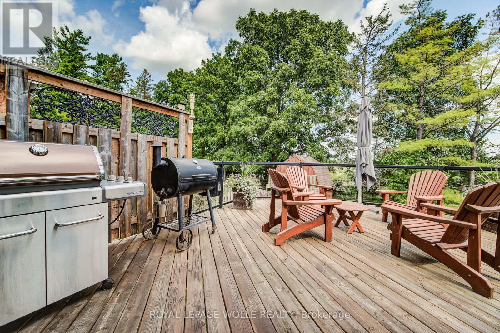 












33 TINATAWA COURT

,
Kitchener,




Ontario
N2A3G9

