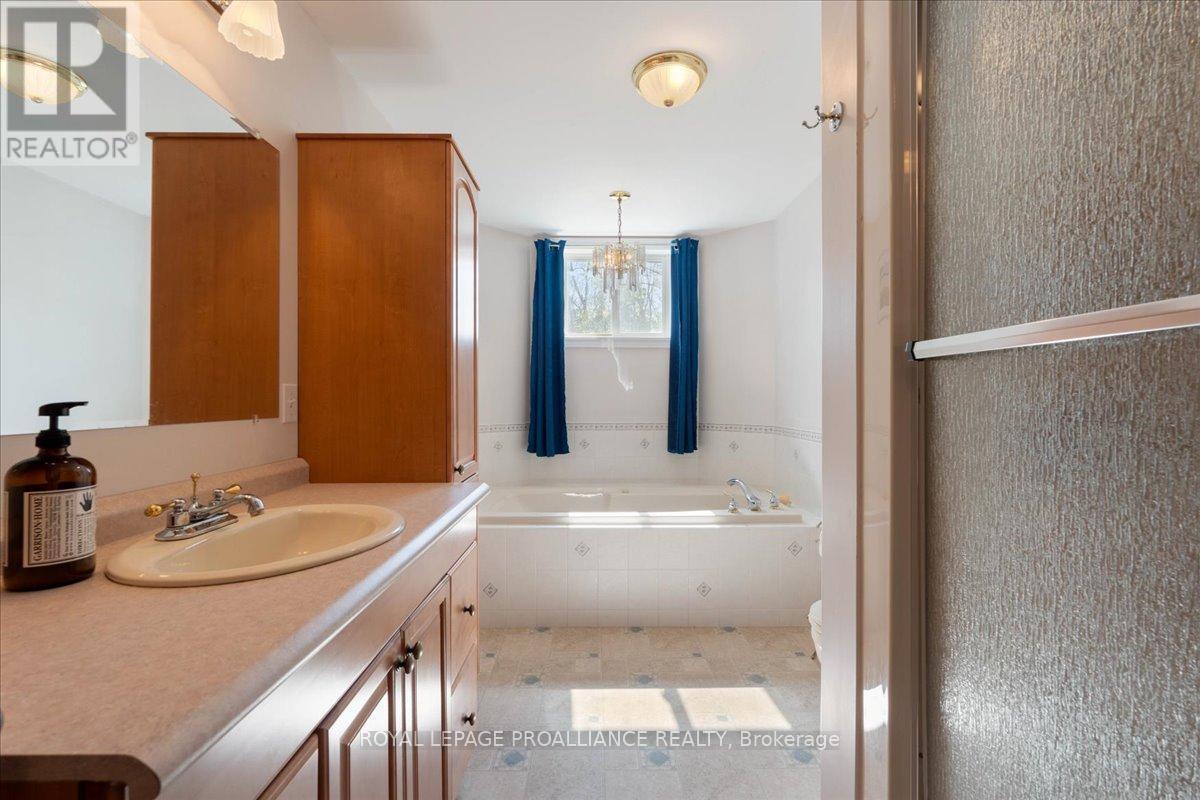 












685 COUNTY ROAD 28

,
Prince Edward County (Ameliasburg Ward),




Ontario
K8N4Z7

