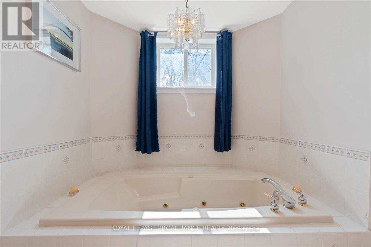 












685 COUNTY ROAD 28

,
Prince Edward County (Ameliasburg Ward),




Ontario
K8N4Z7

