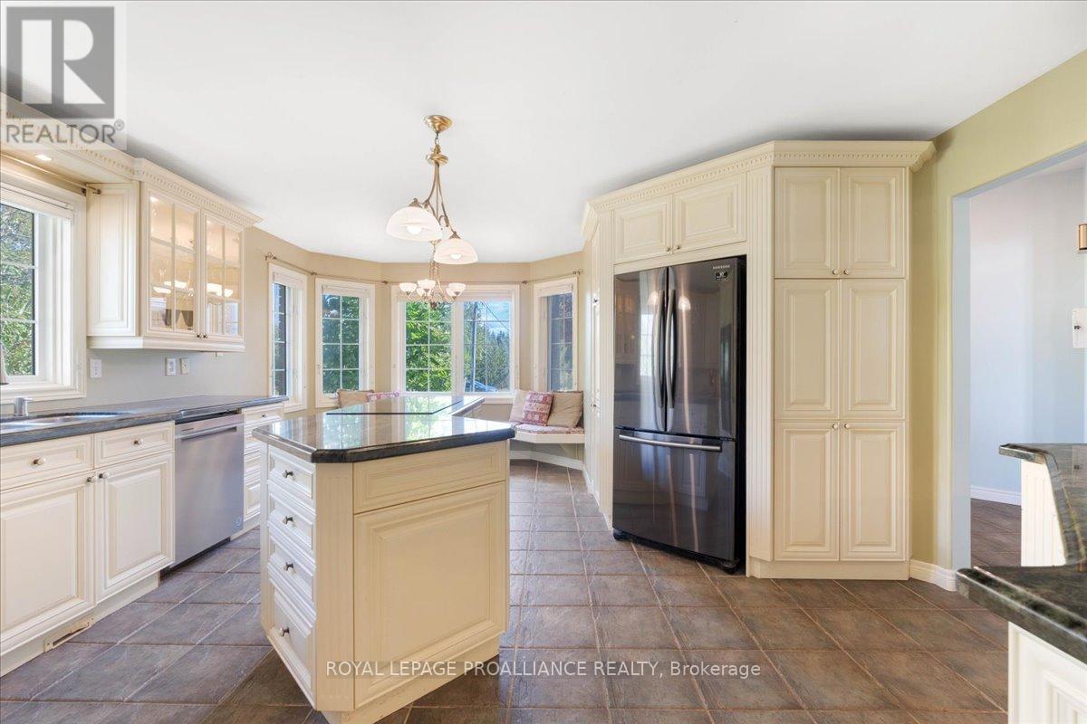 












685 COUNTY ROAD 28

,
Prince Edward County (Ameliasburg Ward),




Ontario
K8N4Z7

