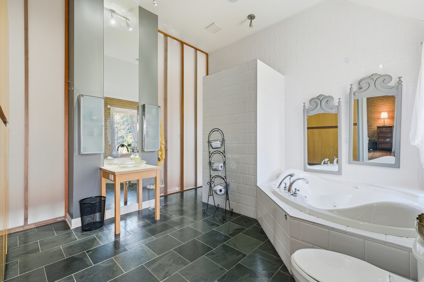 









967


Côte St-Gabriel O.

,
Saint-Sauveur,




QC
J0R1R1

