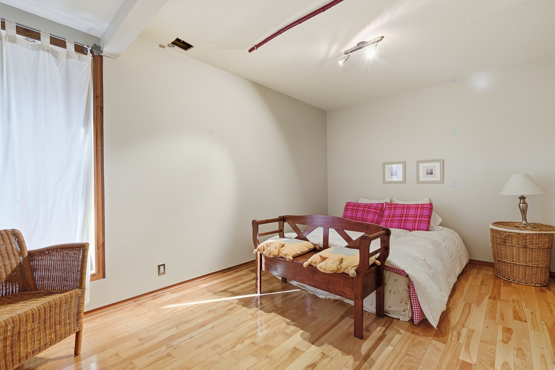 









967


Côte St-Gabriel O.

,
Saint-Sauveur,




QC
J0R1R1

