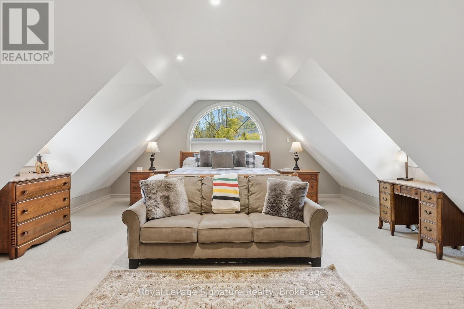 












133 OLD LAKESHORE ROAD

,
Blue Mountains,




Ontario
N0H1J0

