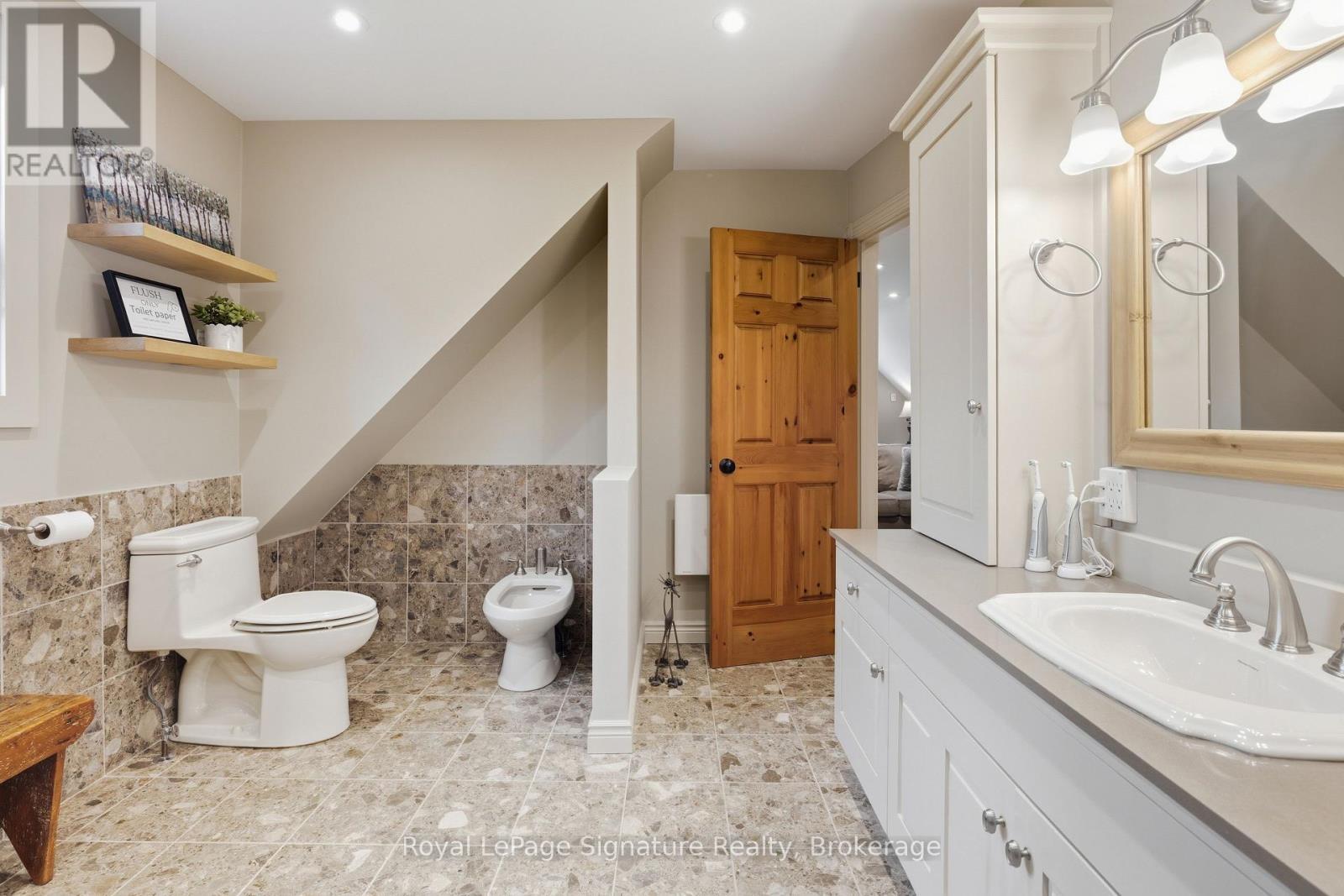 












133 OLD LAKESHORE ROAD

,
Blue Mountains,




Ontario
N0H1J0


