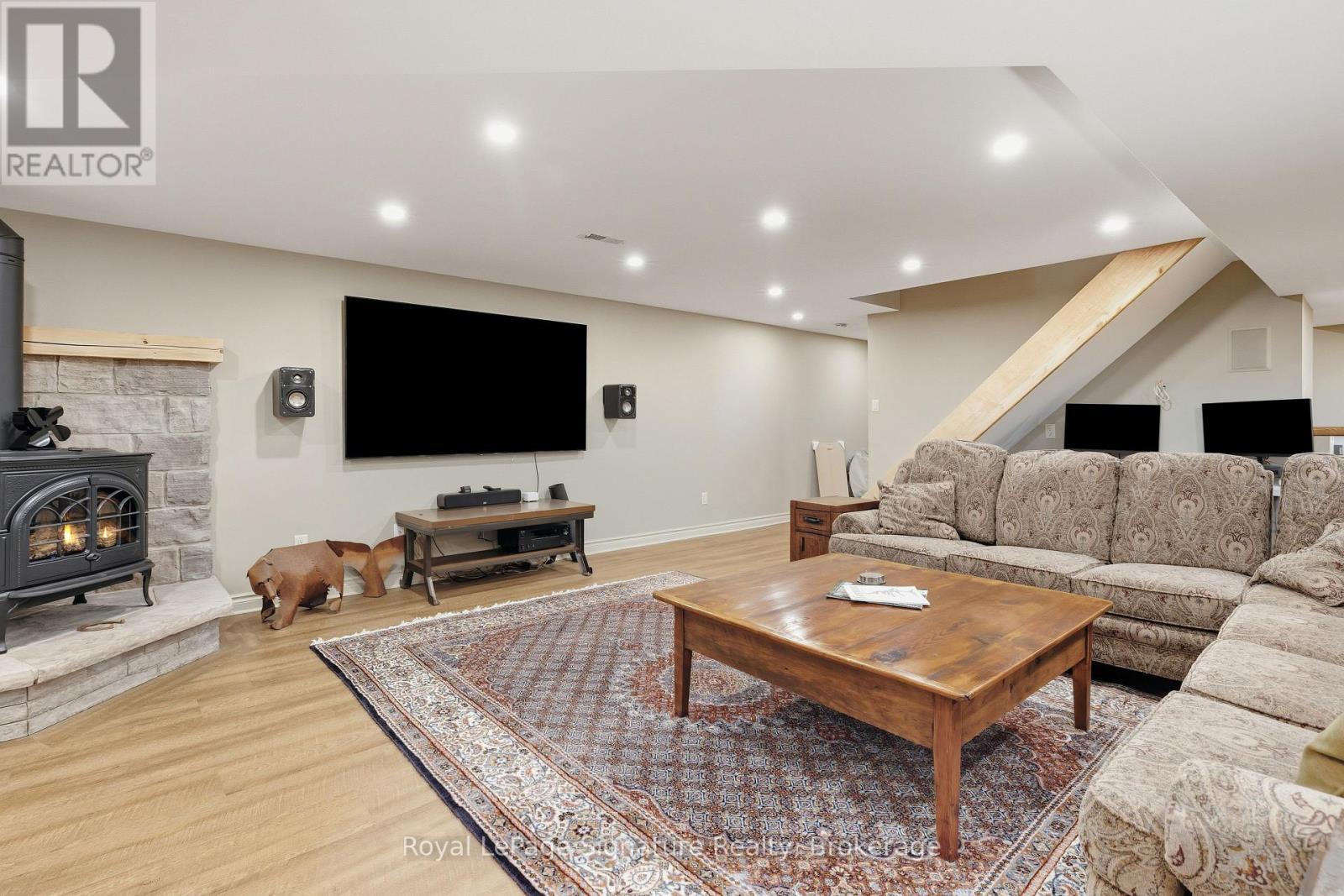 












133 OLD LAKESHORE ROAD

,
Blue Mountains,




Ontario
N0H1J0

