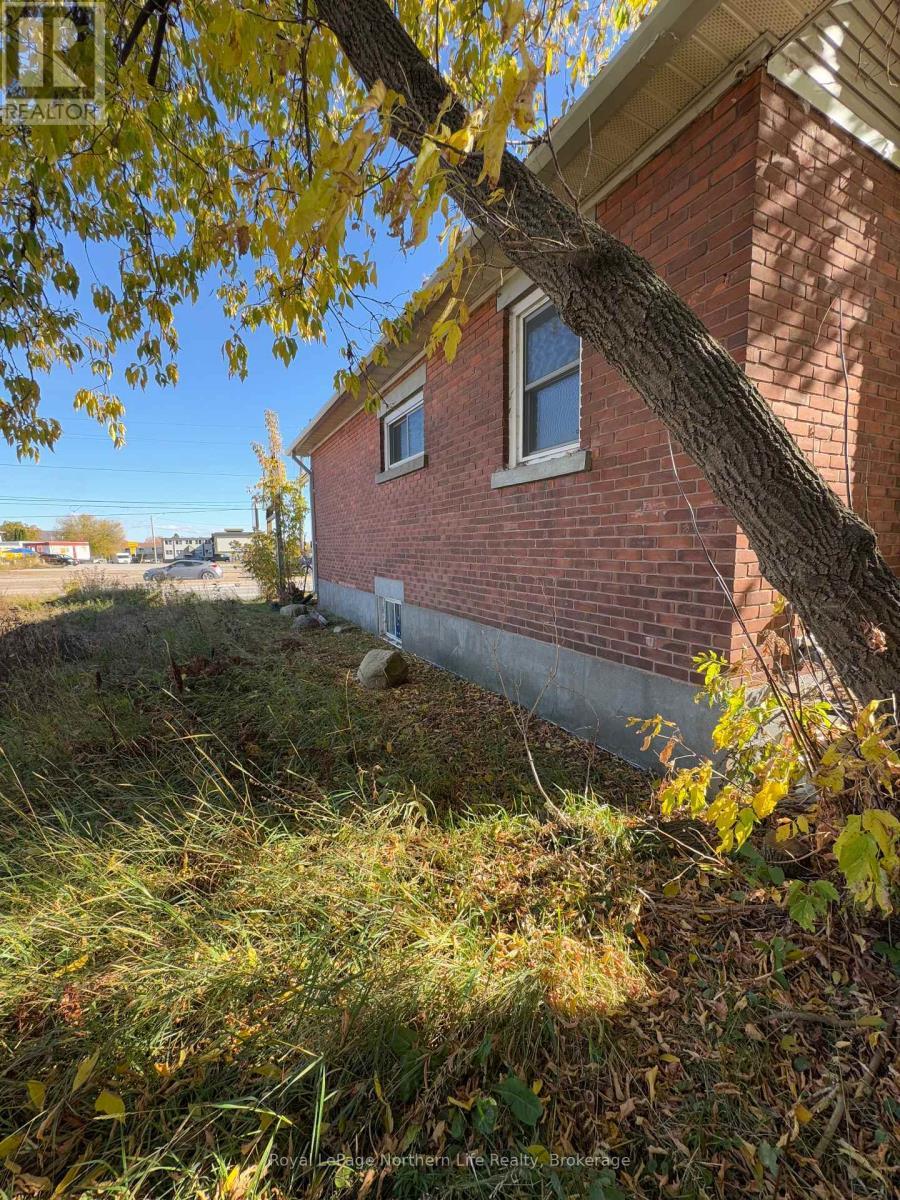 












1107 ALGONQUIN AVENUE

,
North Bay (West End),




Ontario
P1B4Y1

