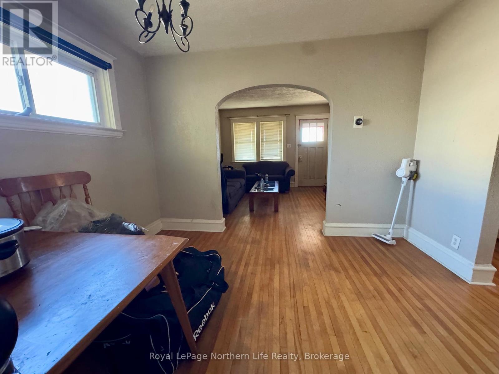 












1107 ALGONQUIN AVENUE

,
North Bay (West End),




Ontario
P1B4Y1

