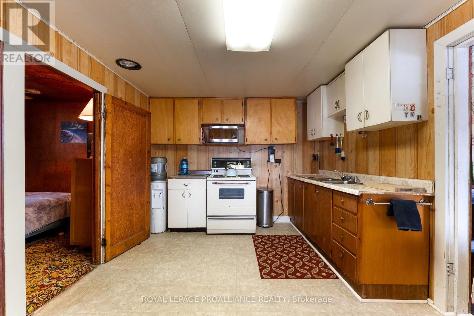 












17547 HIGHWAY 41

,
Addington Highlands (Addington Highlands),




Ontario
K0H1K0

