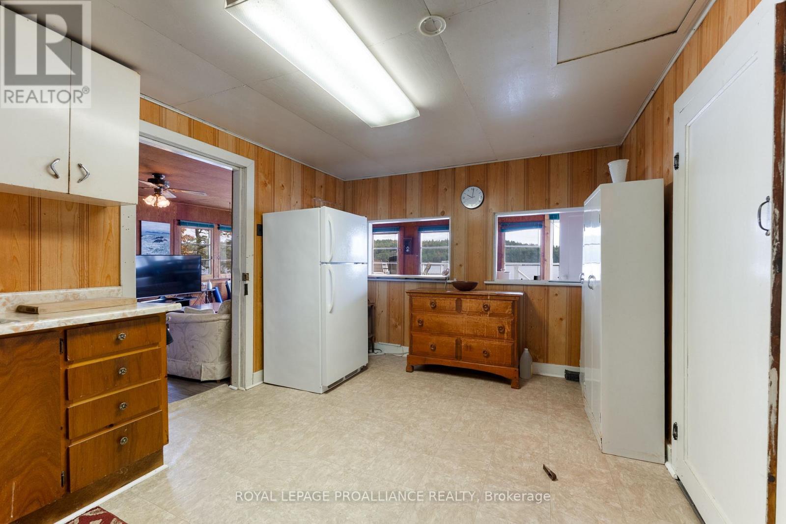












17547 HIGHWAY 41

,
Addington Highlands (Addington Highlands),




Ontario
K0H1K0

