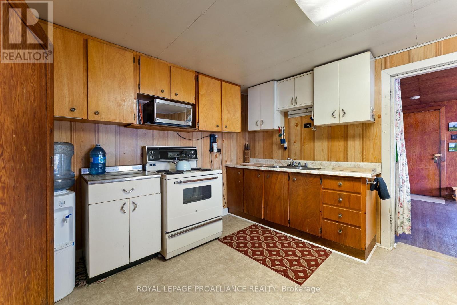 












17547 HIGHWAY 41

,
Addington Highlands (Addington Highlands),




Ontario
K0H1K0

