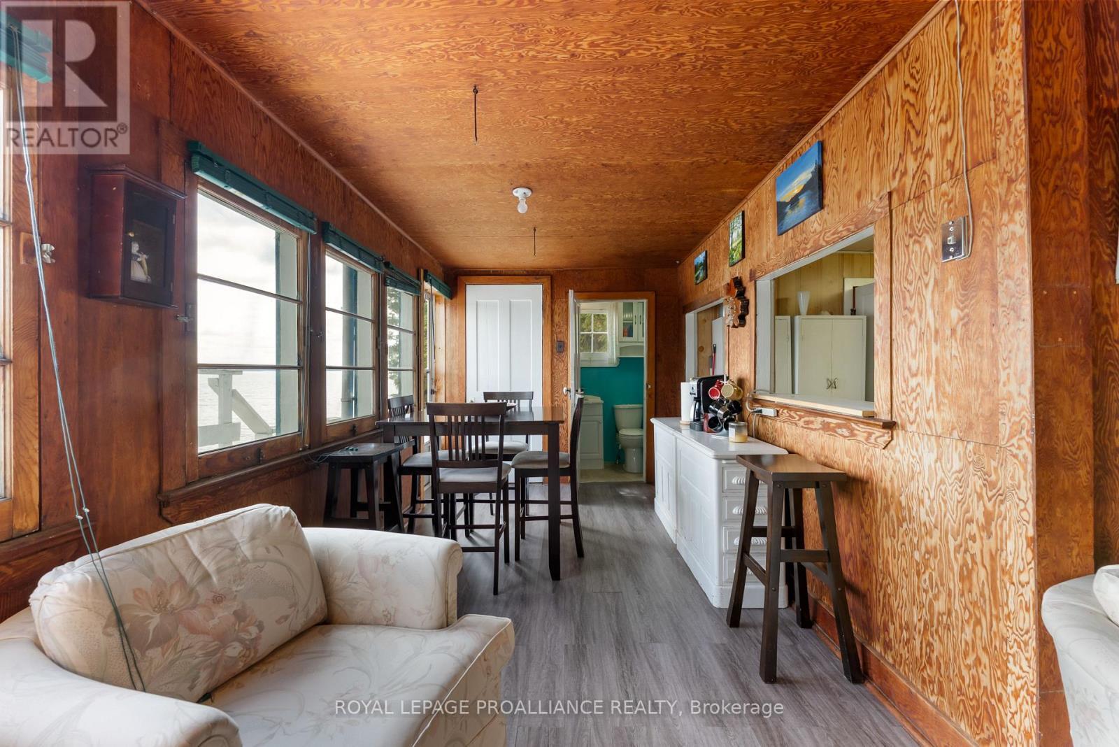












17547 HIGHWAY 41

,
Addington Highlands (Addington Highlands),




Ontario
K0H1K0

