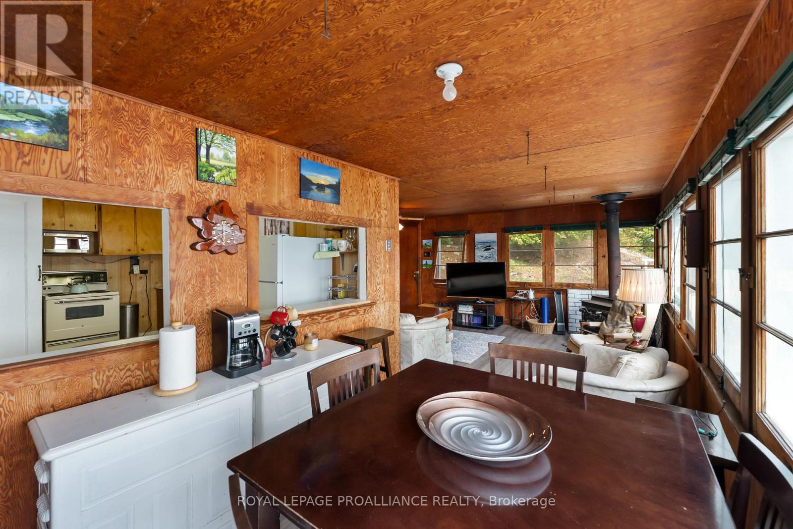 












17547 HIGHWAY 41

,
Addington Highlands (Addington Highlands),




Ontario
K0H1K0

