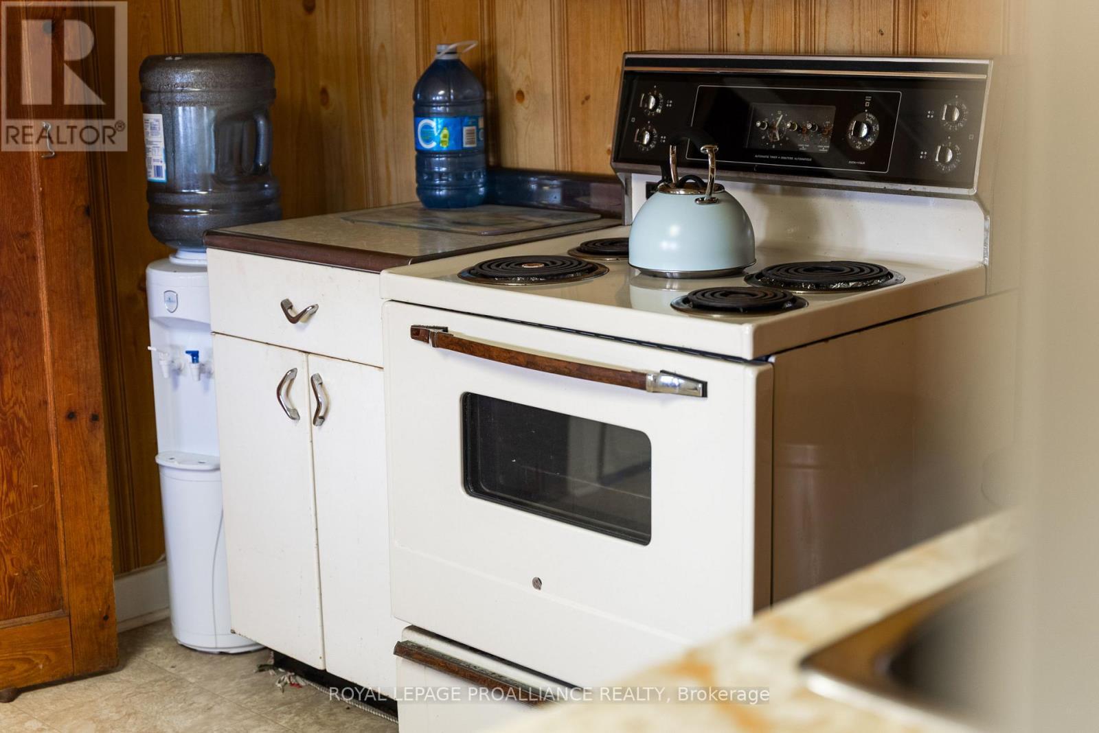 












17547 HIGHWAY 41

,
Addington Highlands (Addington Highlands),




Ontario
K0H1K0

