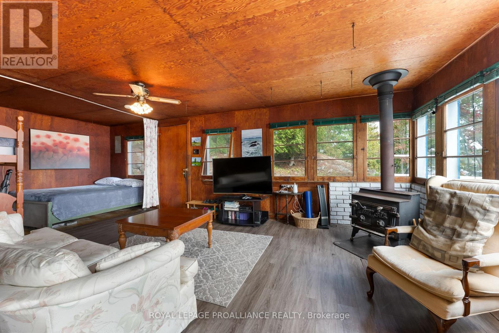 












17547 HIGHWAY 41

,
Addington Highlands (Addington Highlands),




Ontario
K0H1K0

