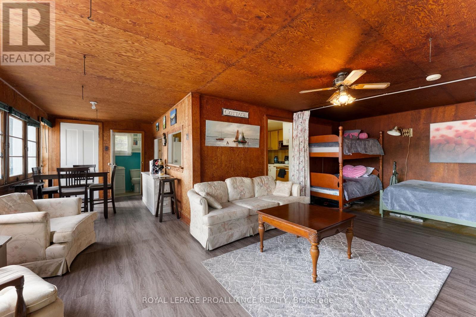 












17547 HIGHWAY 41

,
Addington Highlands (Addington Highlands),




Ontario
K0H1K0

