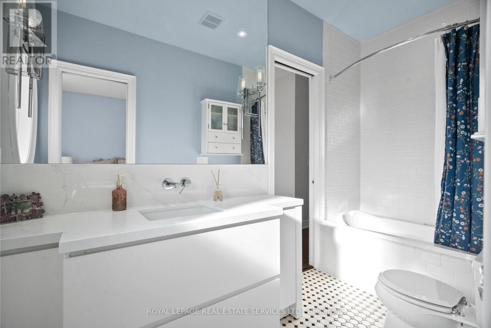 












132 STRATH AVENUE

,
Toronto,




Ontario
M8X1R5

