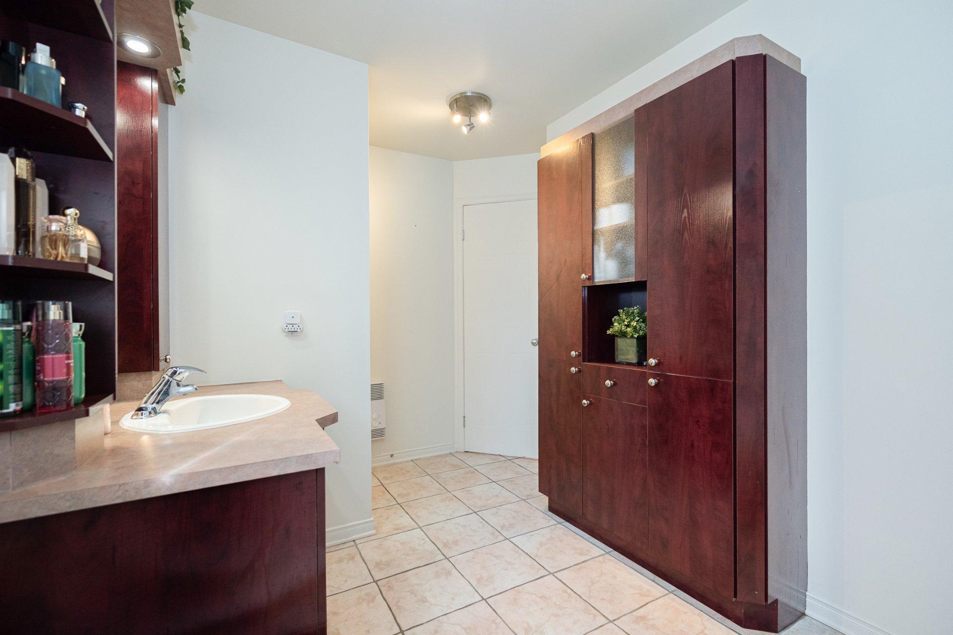 









4404


Rue Barrière

,
Laval (Chomedey),




QC
H7W5L4

