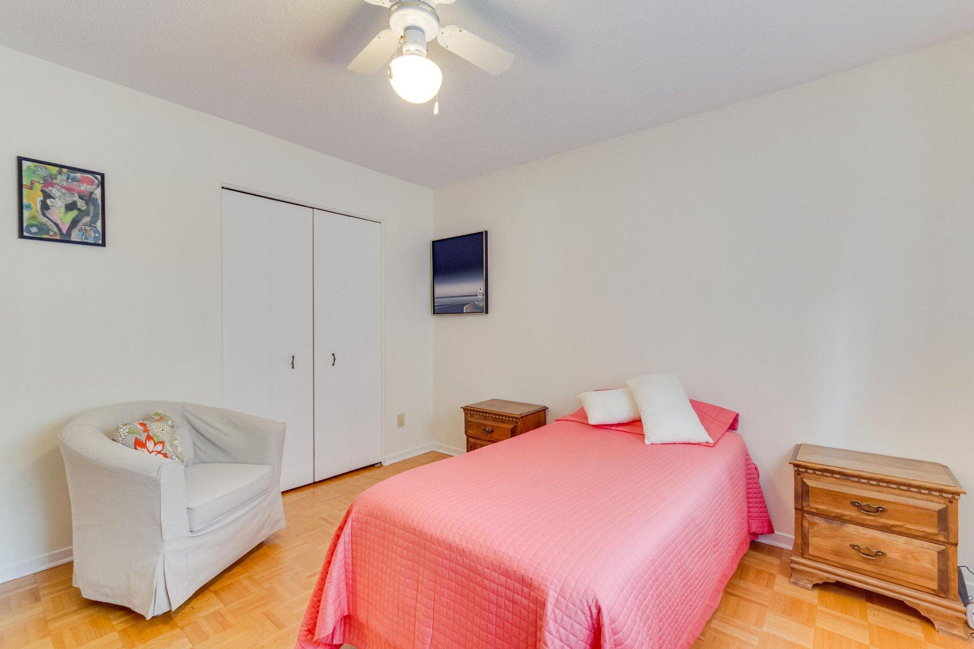 









372


Rue James-Martin

,
Gatineau (Buckingham),




QC
J8L3C6

