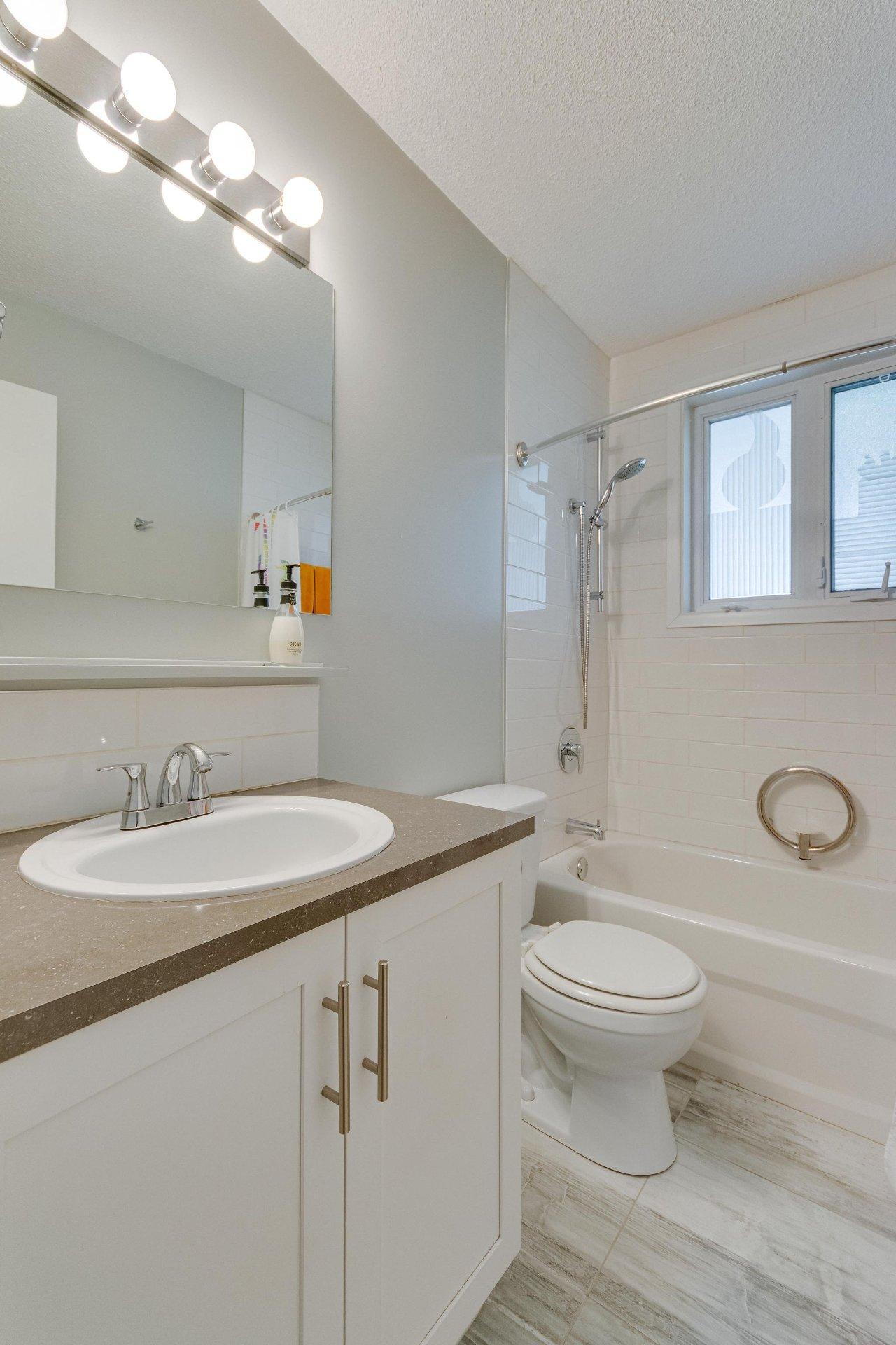 









372


Rue James-Martin

,
Gatineau (Buckingham),




QC
J8L3C6

