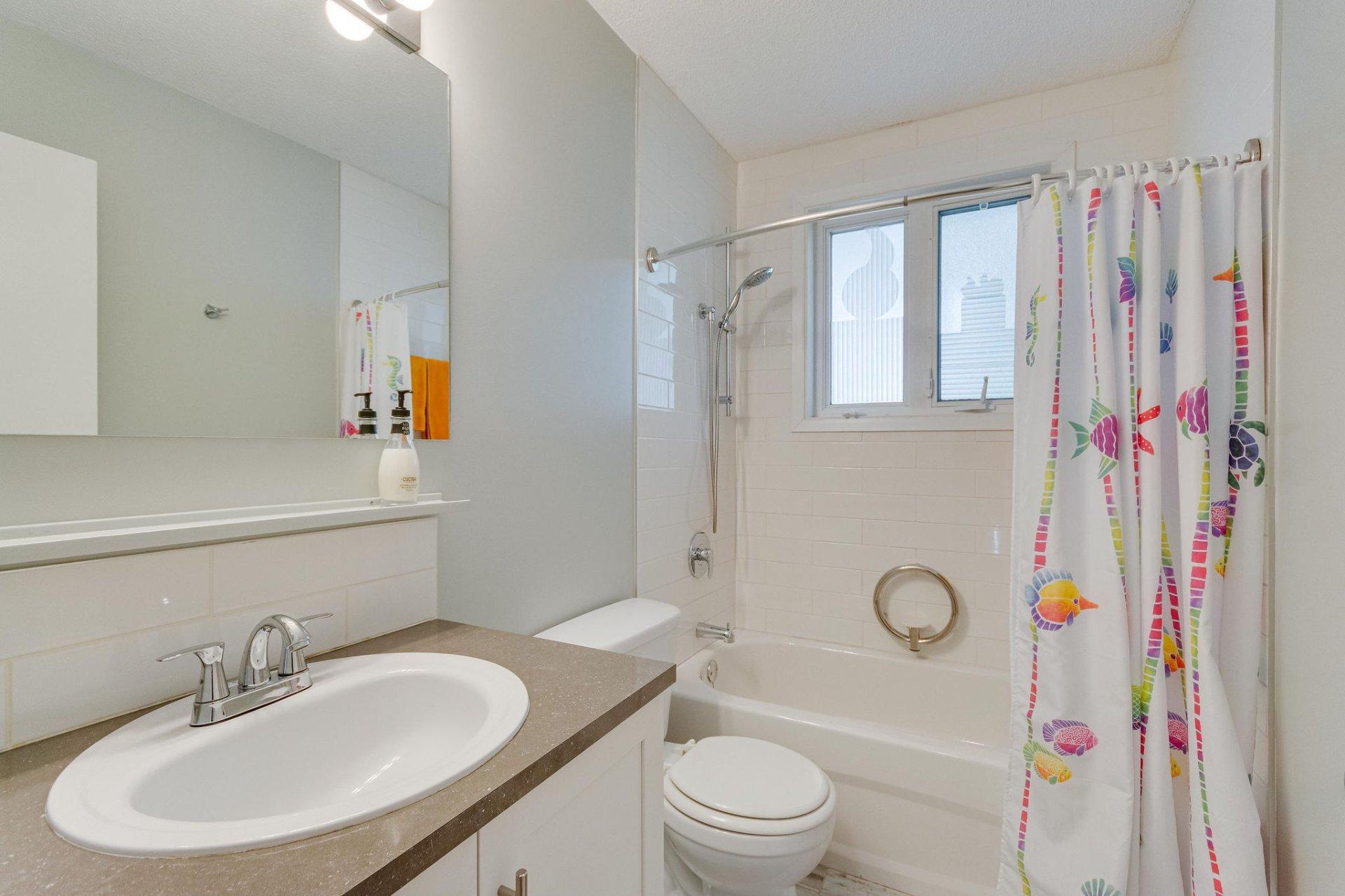 









372


Rue James-Martin

,
Gatineau (Buckingham),




QC
J8L3C6

