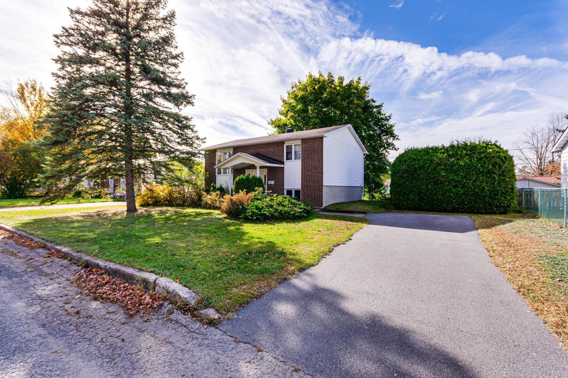 









372


Rue James-Martin

,
Gatineau (Buckingham),




QC
J8L3C6

