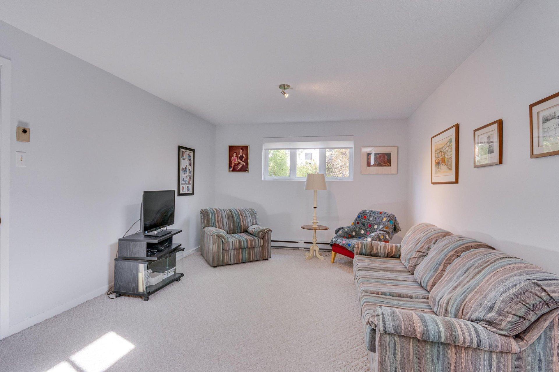 









372


Rue James-Martin

,
Gatineau (Buckingham),




QC
J8L3C6

