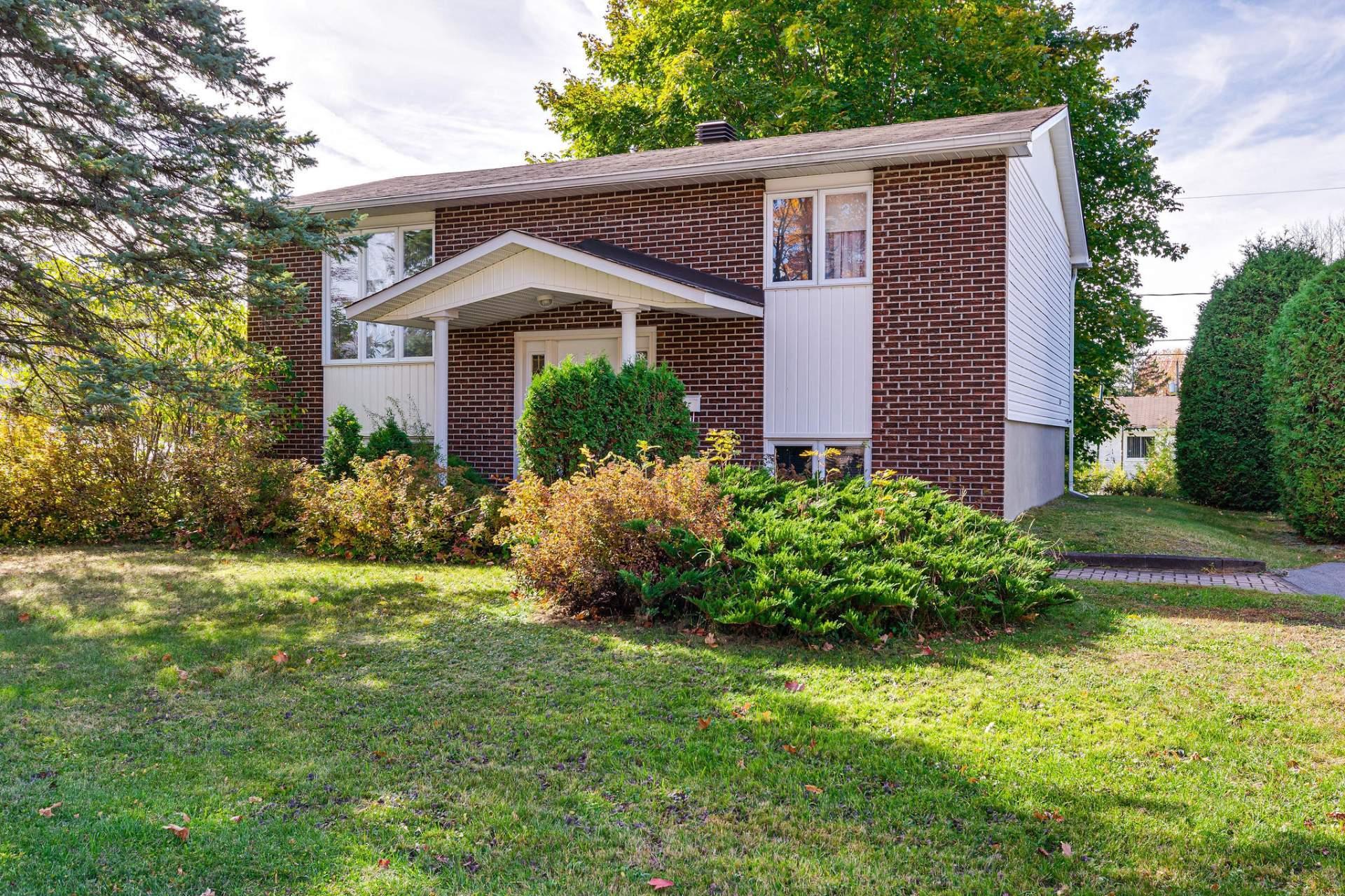 









372


Rue James-Martin

,
Gatineau (Buckingham),




QC
J8L3C6


