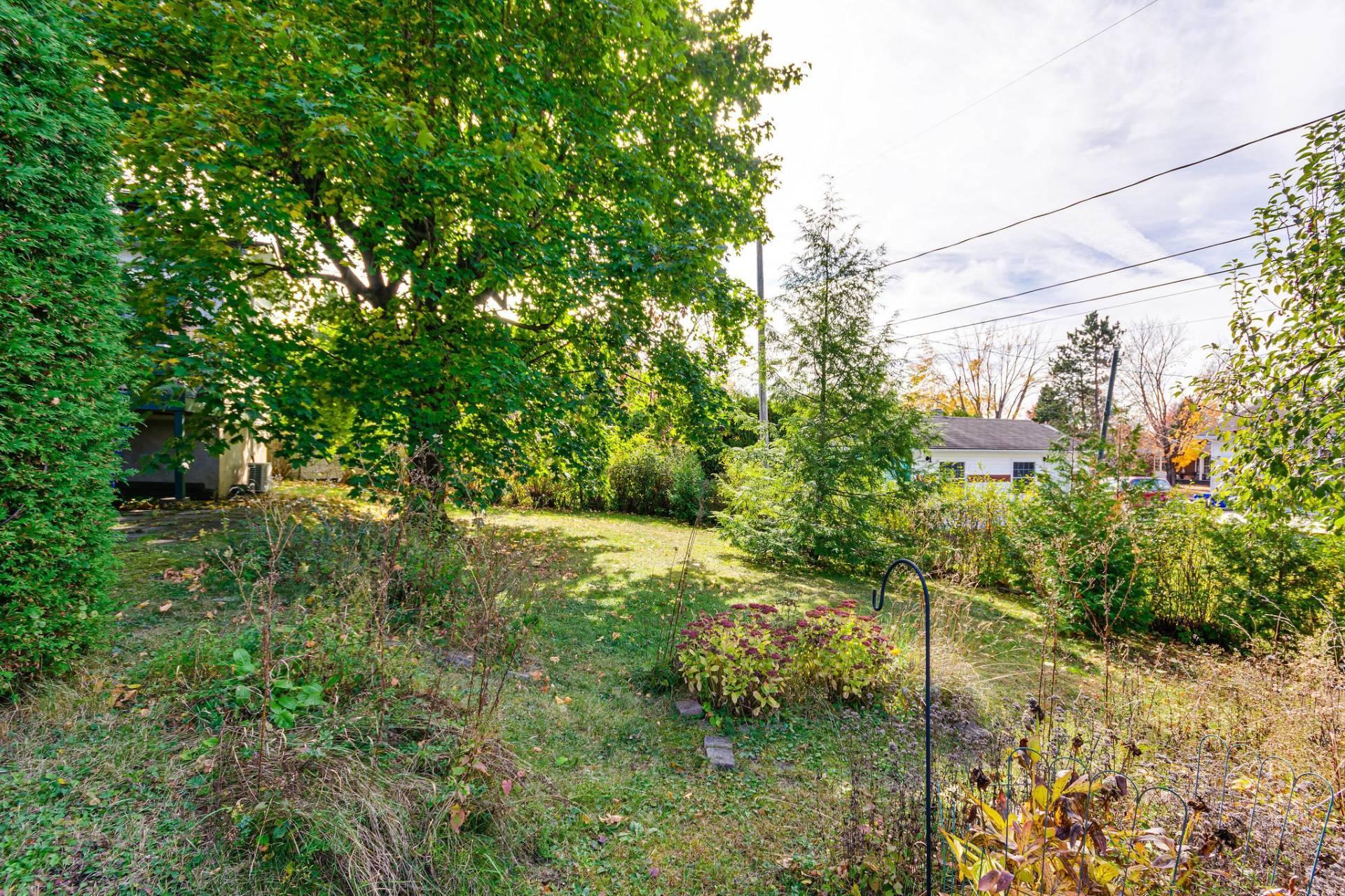 









372


Rue James-Martin

,
Gatineau (Buckingham),




QC
J8L3C6

