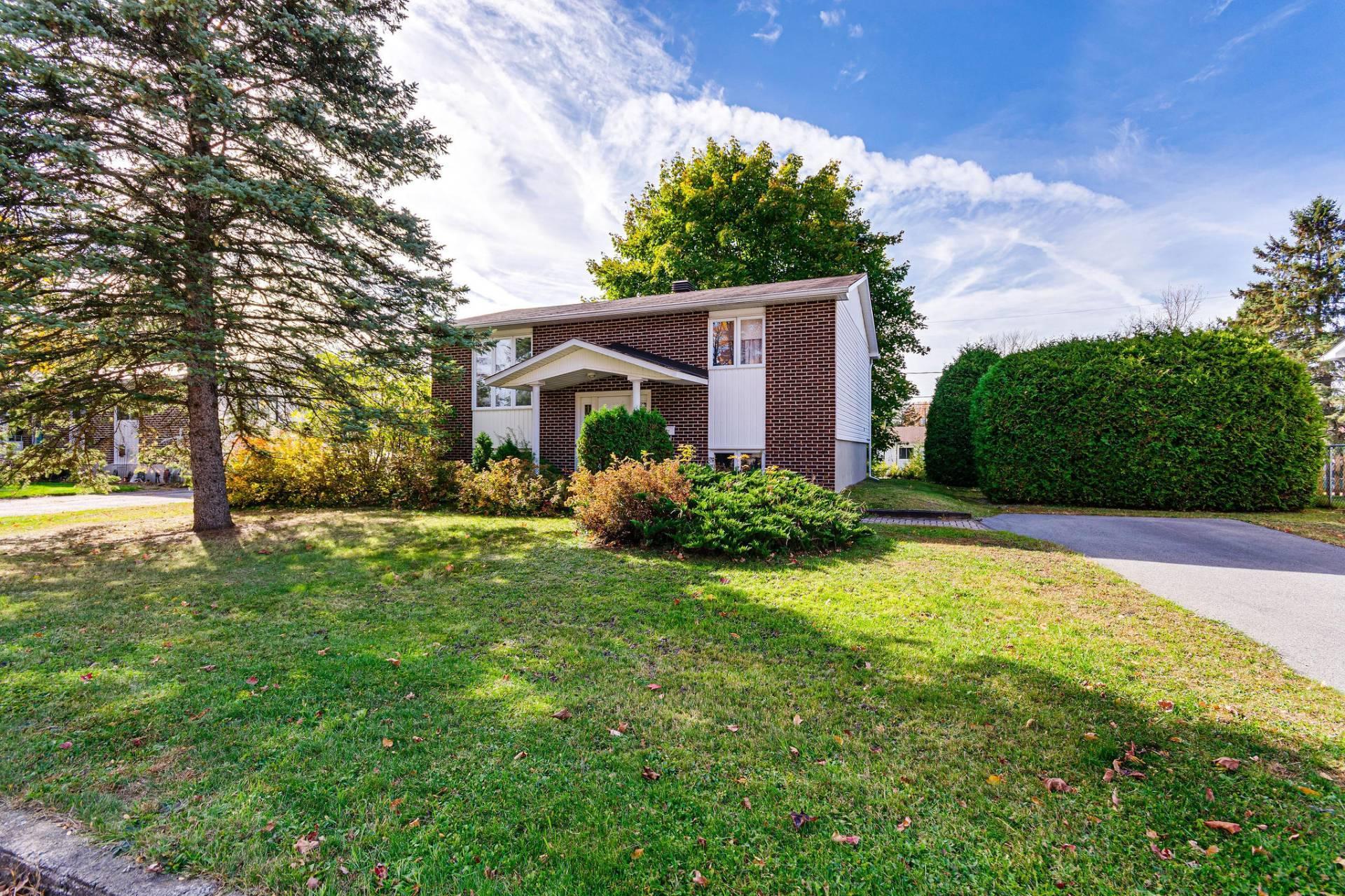









372


Rue James-Martin

,
Gatineau (Buckingham),




QC
J8L3C6

