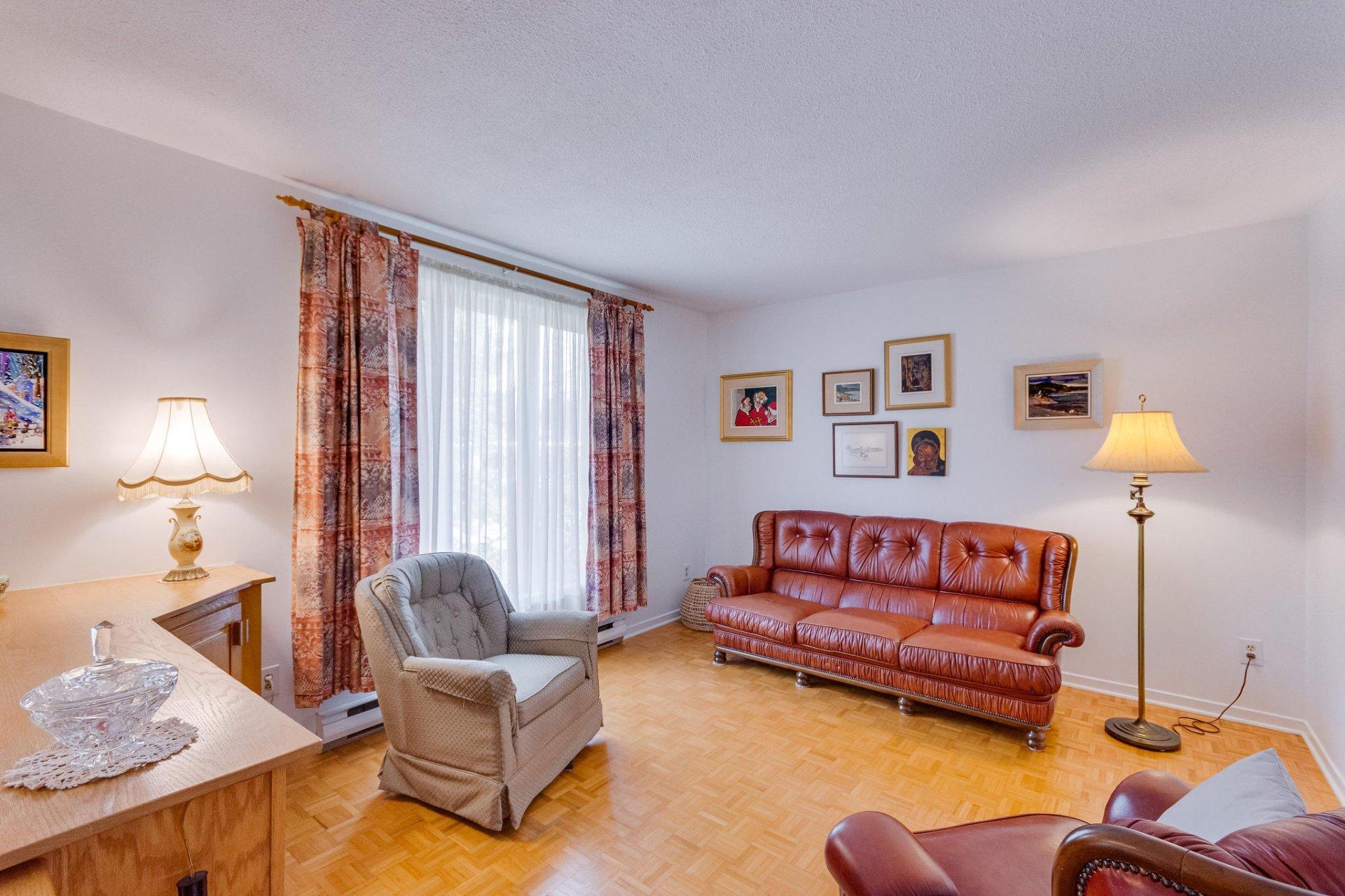 









372


Rue James-Martin

,
Gatineau (Buckingham),




QC
J8L3C6

