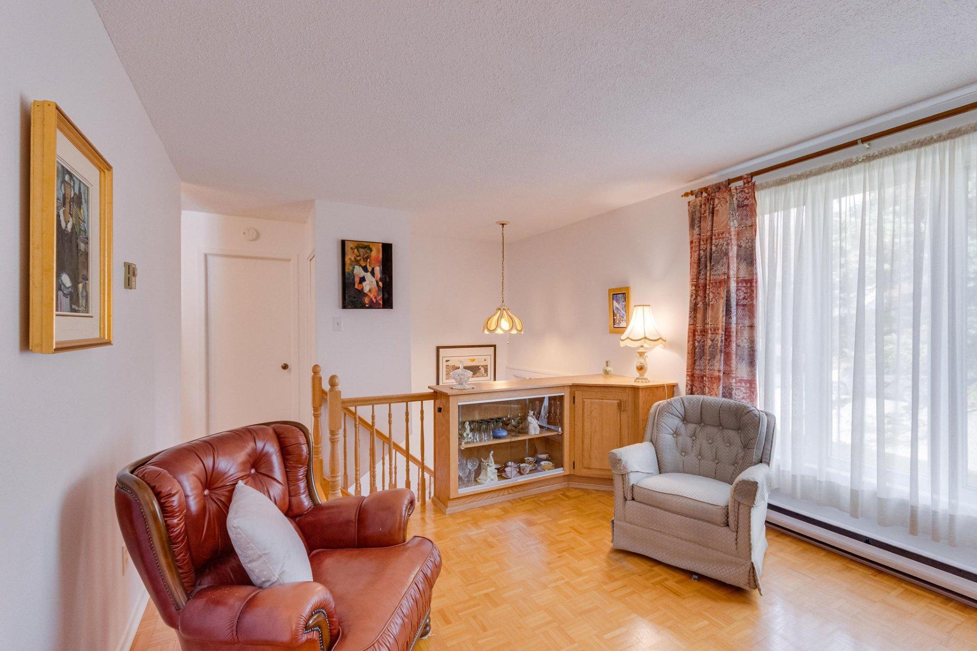 









372


Rue James-Martin

,
Gatineau (Buckingham),




QC
J8L3C6

