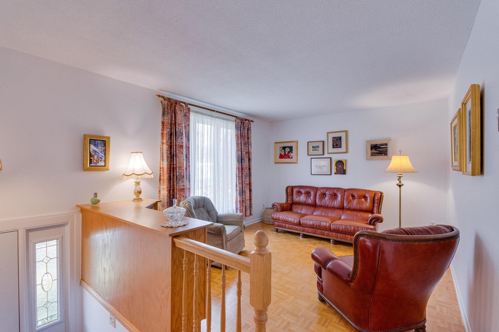 









372


Rue James-Martin

,
Gatineau (Buckingham),




QC
J8L3C6

