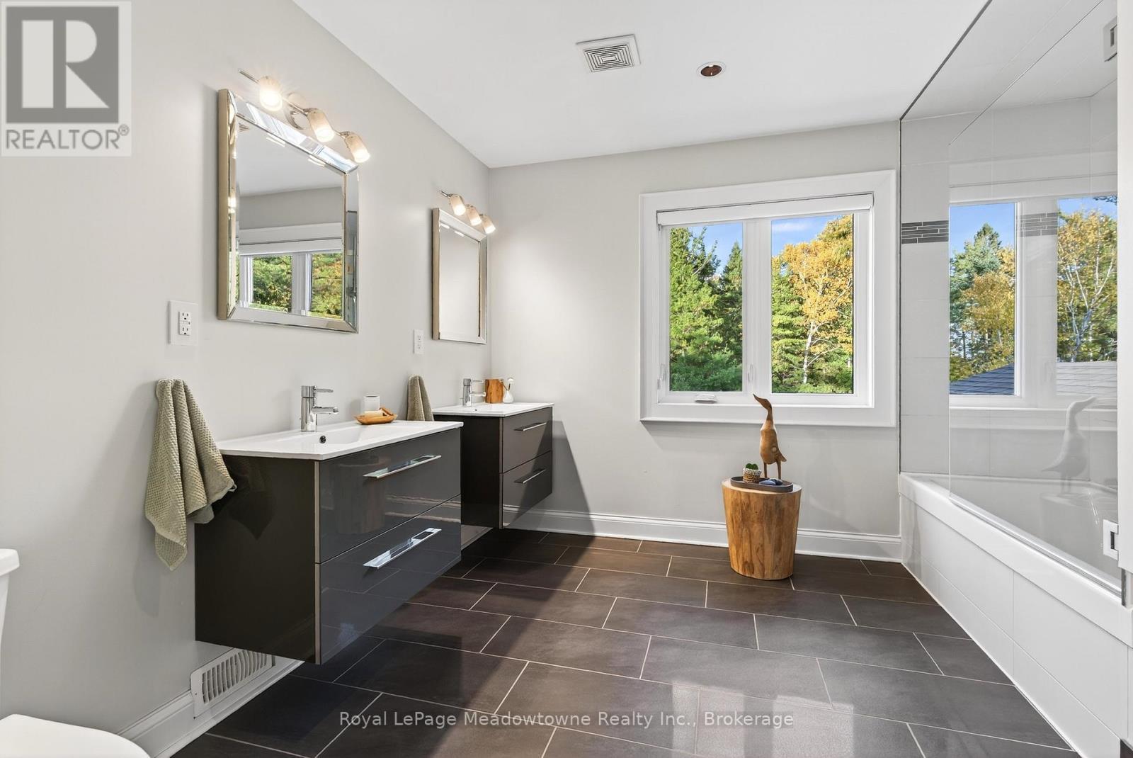 












8495 APPLEBY LINE

,
Milton (Campbellville),




Ontario
L0P1B0

