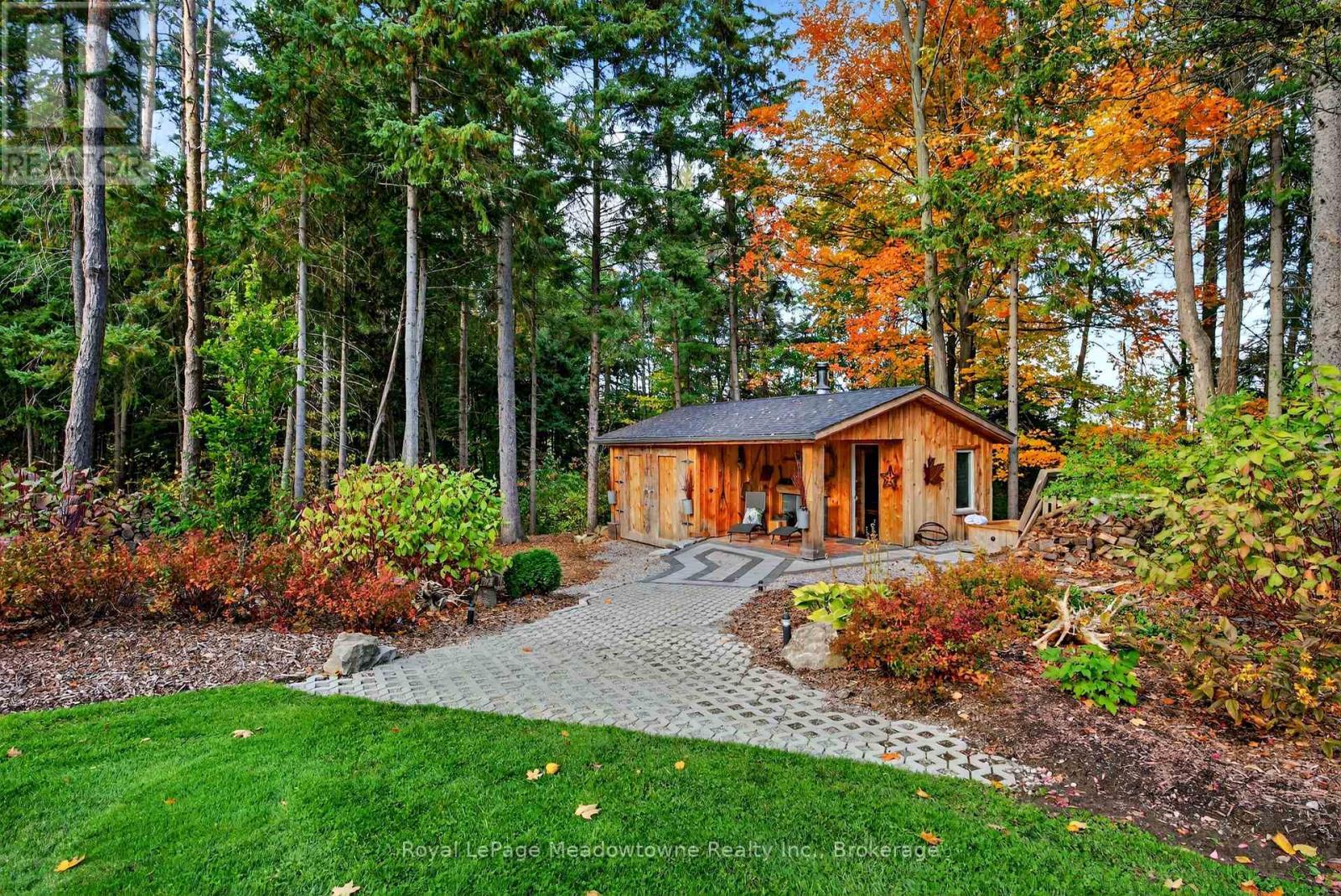 












8495 APPLEBY LINE

,
Milton (Campbellville),




Ontario
L0P1B0

