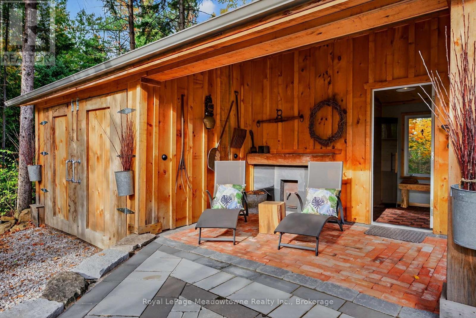 












8495 APPLEBY LINE

,
Milton (Campbellville),




Ontario
L0P1B0

