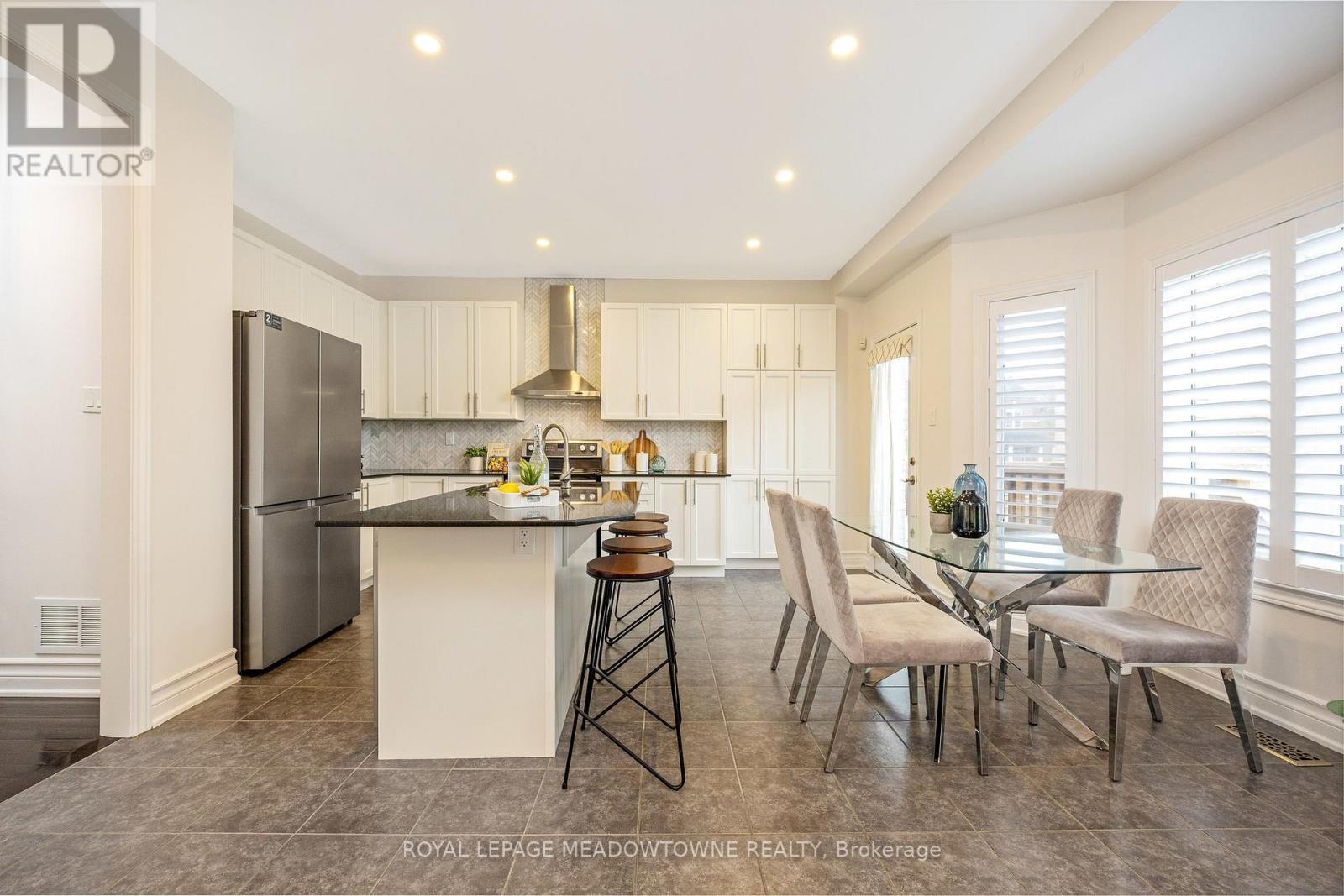 












418 CEDAR HEDGE ROAD

,
Milton,




Ontario
L9T8T6

