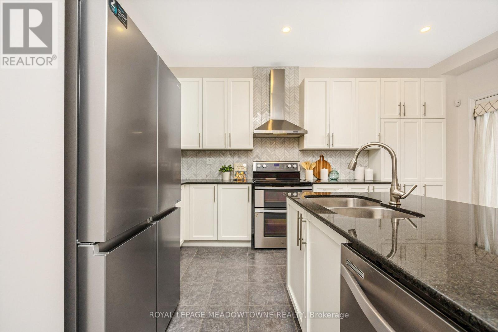 












418 CEDAR HEDGE ROAD

,
Milton,




Ontario
L9T8T6

