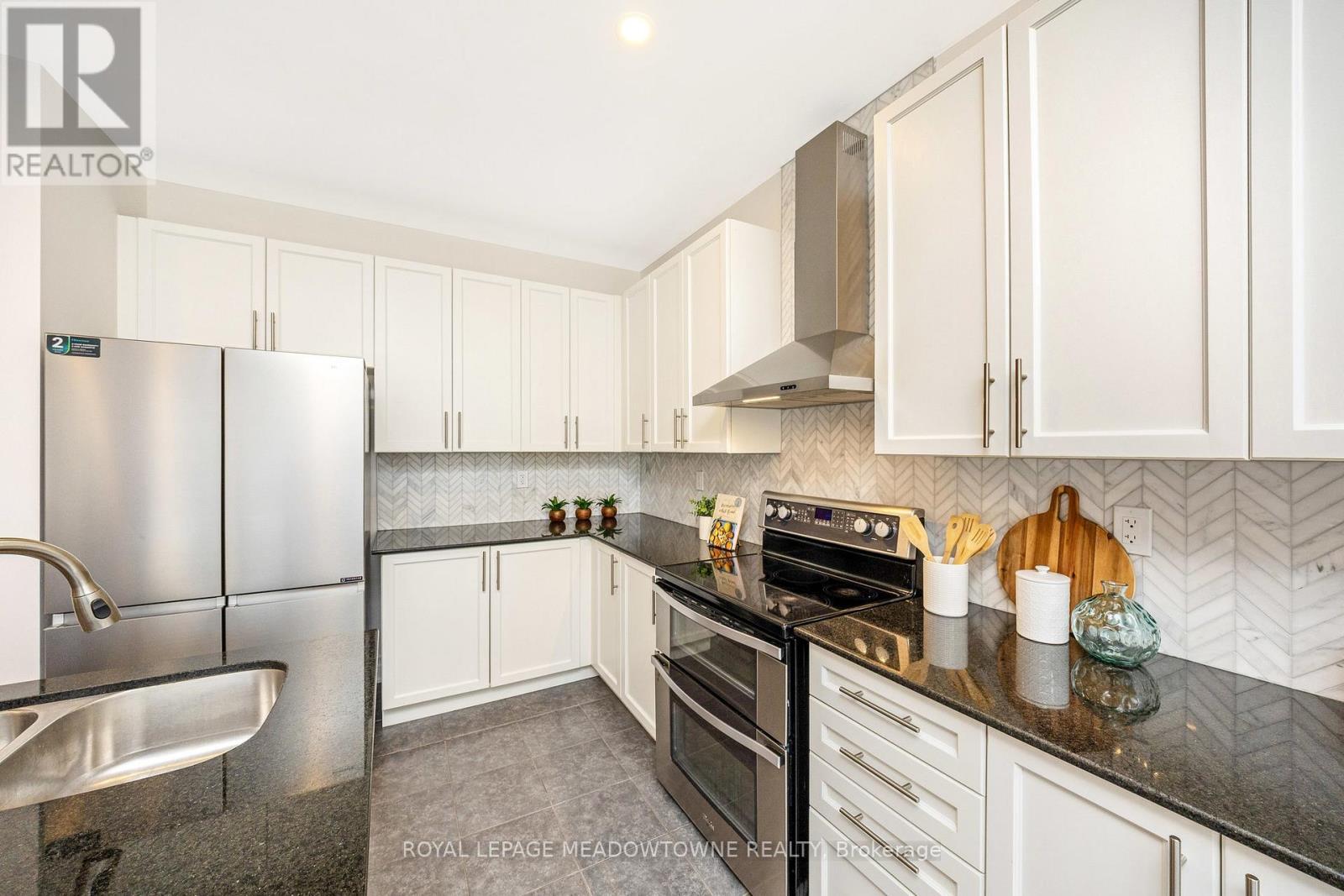 












418 CEDAR HEDGE ROAD

,
Milton,




Ontario
L9T8T6

