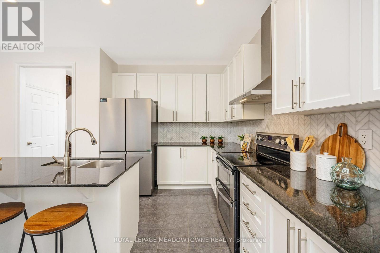 












418 CEDAR HEDGE ROAD

,
Milton,




Ontario
L9T8T6

