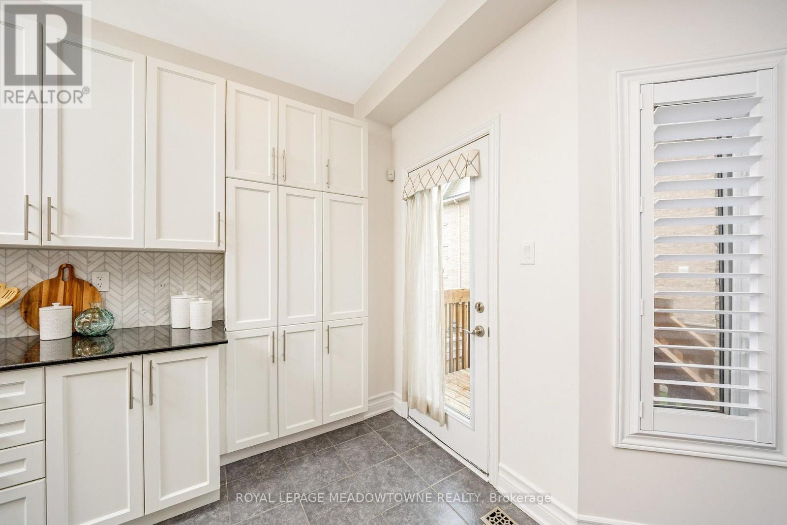 












418 CEDAR HEDGE ROAD

,
Milton,




Ontario
L9T8T6

