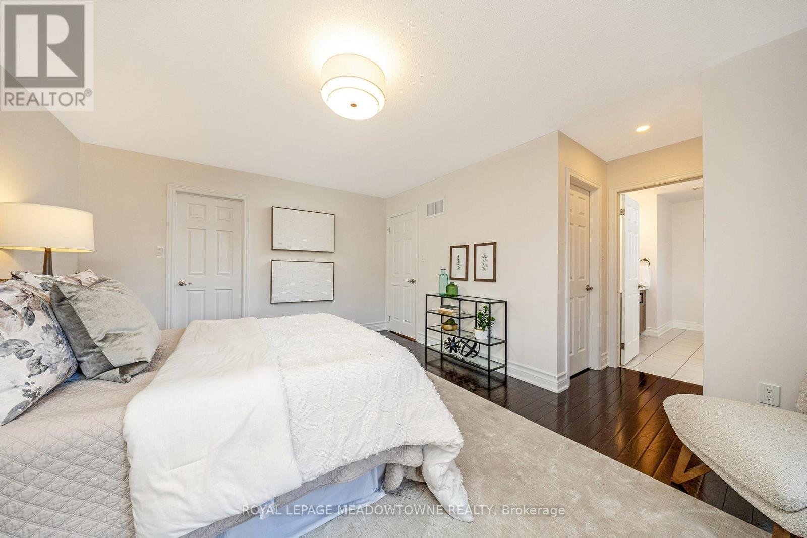












418 CEDAR HEDGE ROAD

,
Milton,




Ontario
L9T8T6

